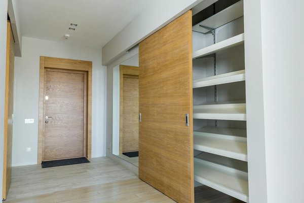 What are the essential steps for moving a home with custom-built cabinetry in the UK?