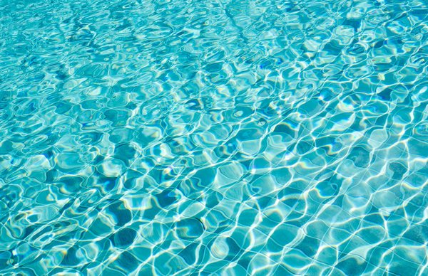 What are the most cost-effective ways to maintain water clarity in a UK swimming pool?